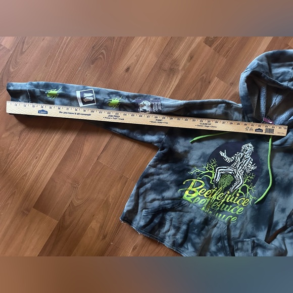 NWT Beetlejuice Tie Dye Crop Hoodie size medium 🪲 - Picture 5 of 8